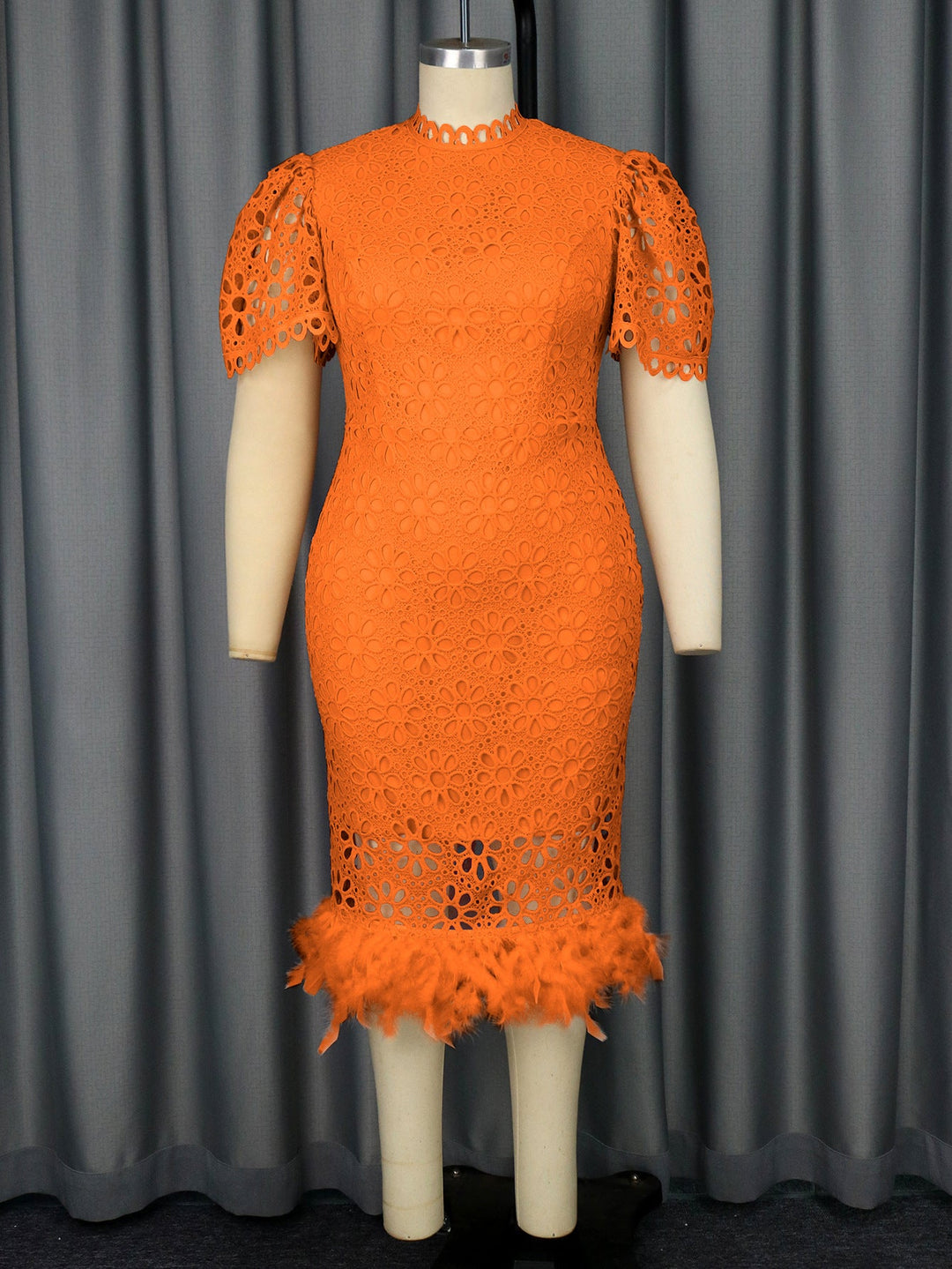 Vielseitiges Damen Spitzenkleid mit Puffärmeln & Fransensaum; als Party- oder Cocktailkleid tragbar.
