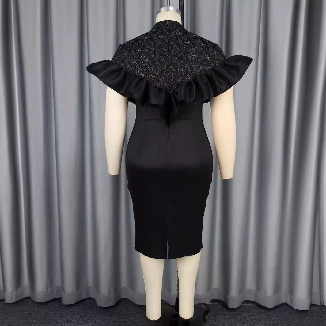 Model trägt unwiderstehliches Damen Spitzenkleid, perfekt als Cocktail- oder Partykleid. Elegante Abendmode.