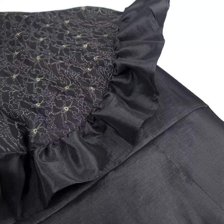 Rückenansicht eines eleganten Damenkleides aus Spitze mit fließendem Schnitt. Romantisches Festkleid für Damen.
