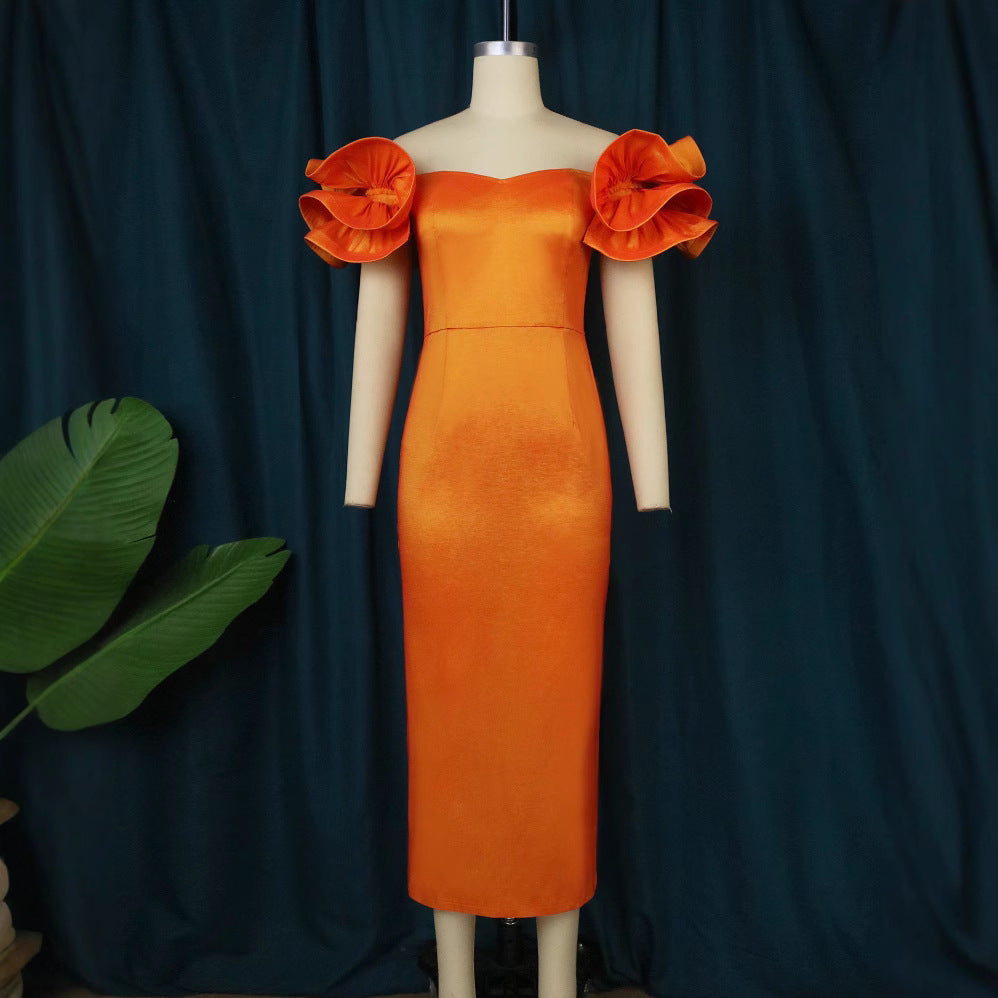 Figurbetontes Spitzenkleid für Damen mit Off-Shoulder-Ausschnitt & femininen Rüschen, perfekt als Abendkleid.