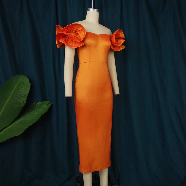 Attraktives Partykleid aus Spitze mit eleganten Rüschen und Off-Shoulder-Schnitt, betont die feminine Silhouette.