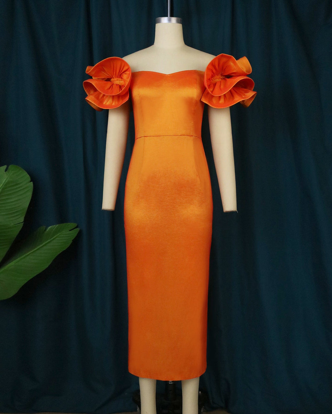 Modernes figurbetontes Spitzen-Rüschenkleid mit Off-Shoulder für Damen, perfekt für elegante Anlässe & Feiern.