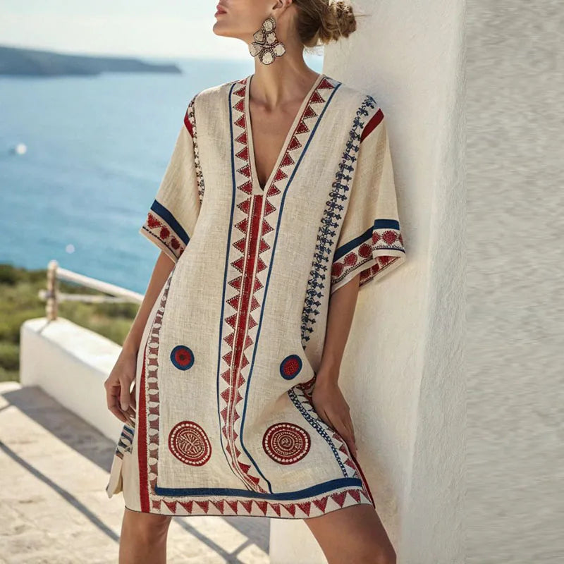 Elegantes Damen-Strandkleid mit Weinrot-Blau-Blumenmuster und V-Ausschnitt. Modisches Sommer-Minikleid für Freizeit.