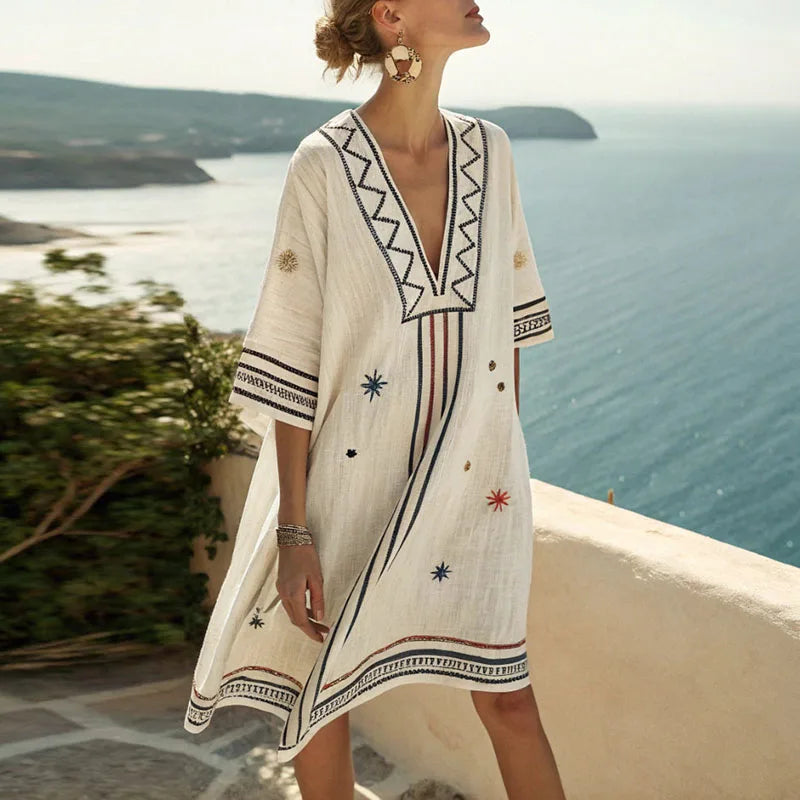 Elegantes Damen Strandkleid Naomi, ein vielseitiges Minikleid mit V-Ausschnitt & Blumenmuster, perfekt für Sommertage.
