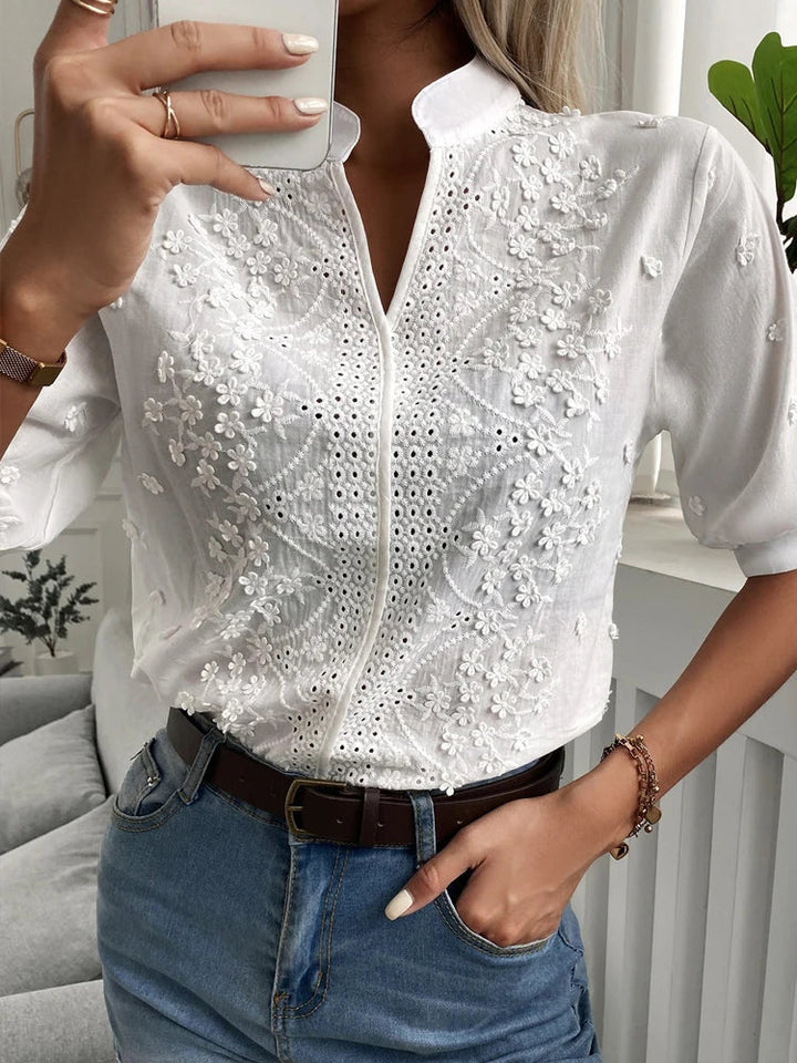 Luftig-leichtes Damen-Top mit V-Ausschnitt, bequem und schick für warme Sommertage.