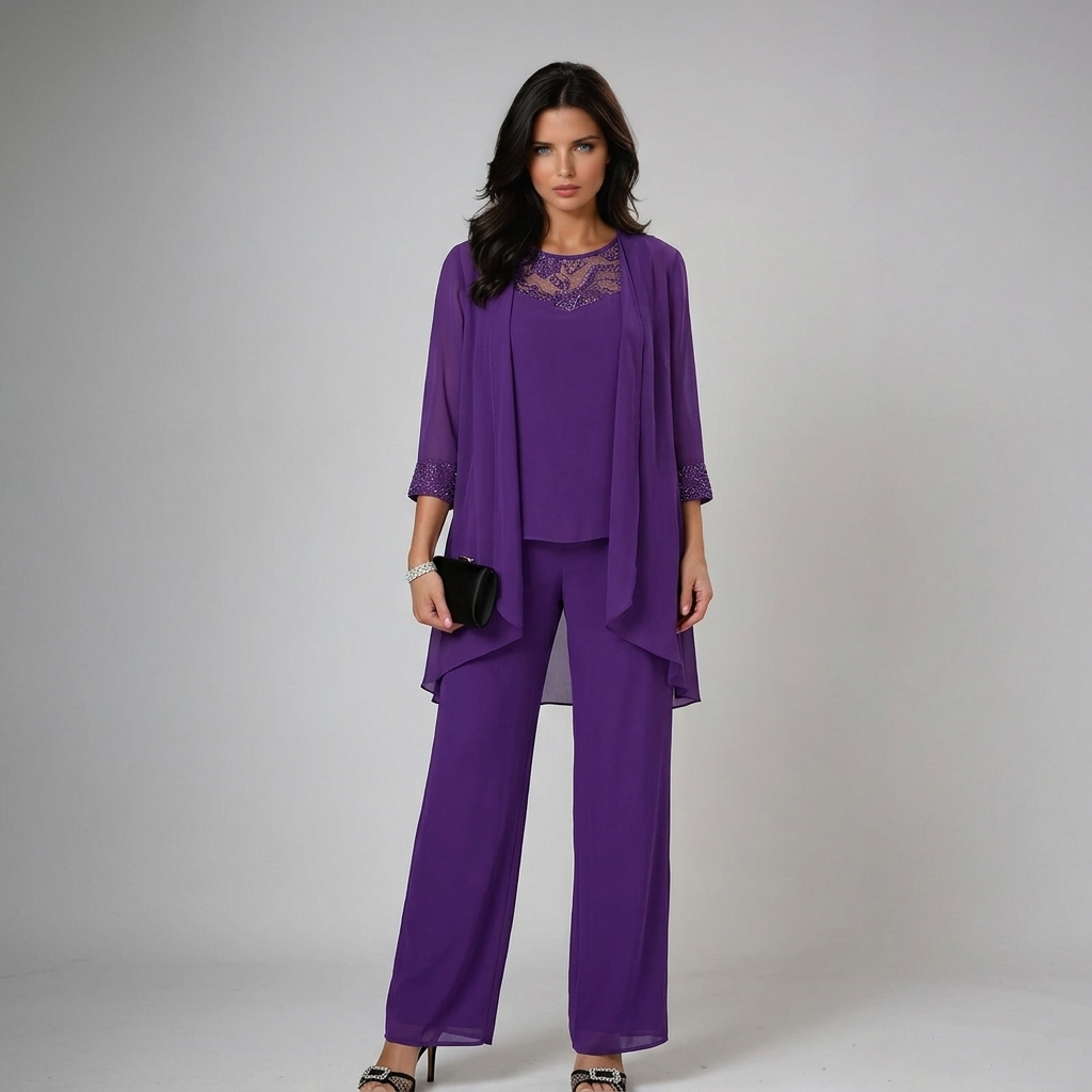 Detailansicht des eleganten Damen Trio-Sets mit feiner Spitze an Ärmeln und Ausschnitt der Bluse.