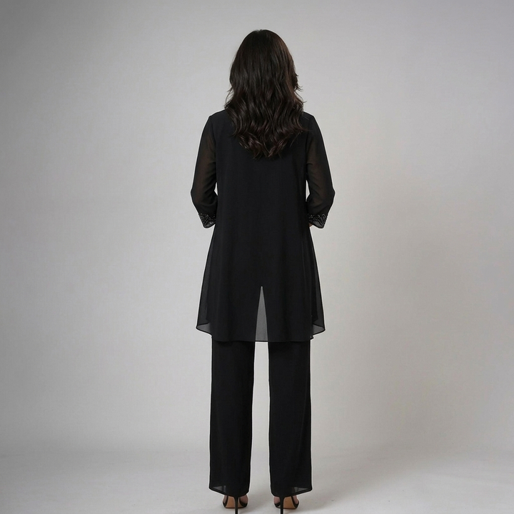 Damen Abendmode Trio-Set mit weicher, weiter Hose und edlen Spitzen-Akzenten für besondere Anlässe.