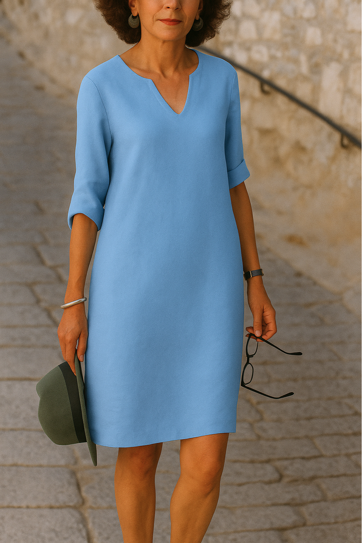 Stilvolles V-Ausschnitt Damenkleid in fließendem Stoff, elegant & luftig für warme Tage.