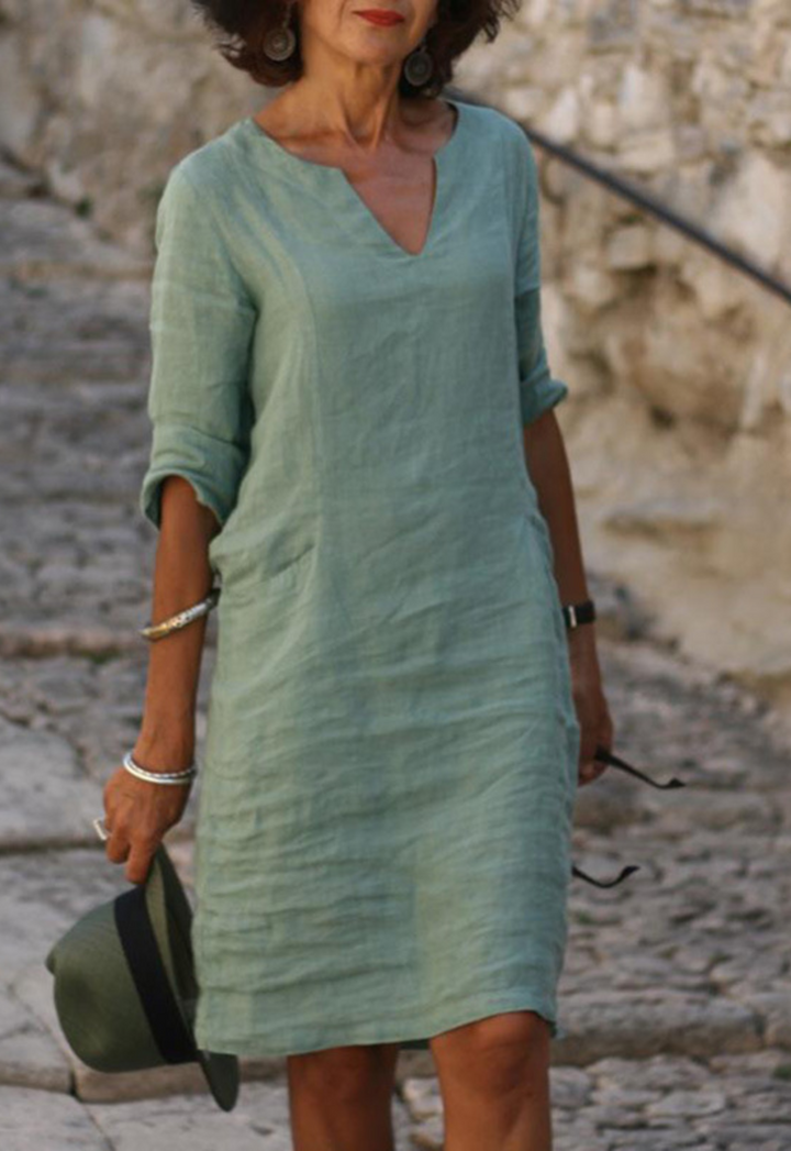 Vielseitiges Damenkleid mit V-Ausschnitt, elegant für Abend, bequem für Tag, perfekter Stil.