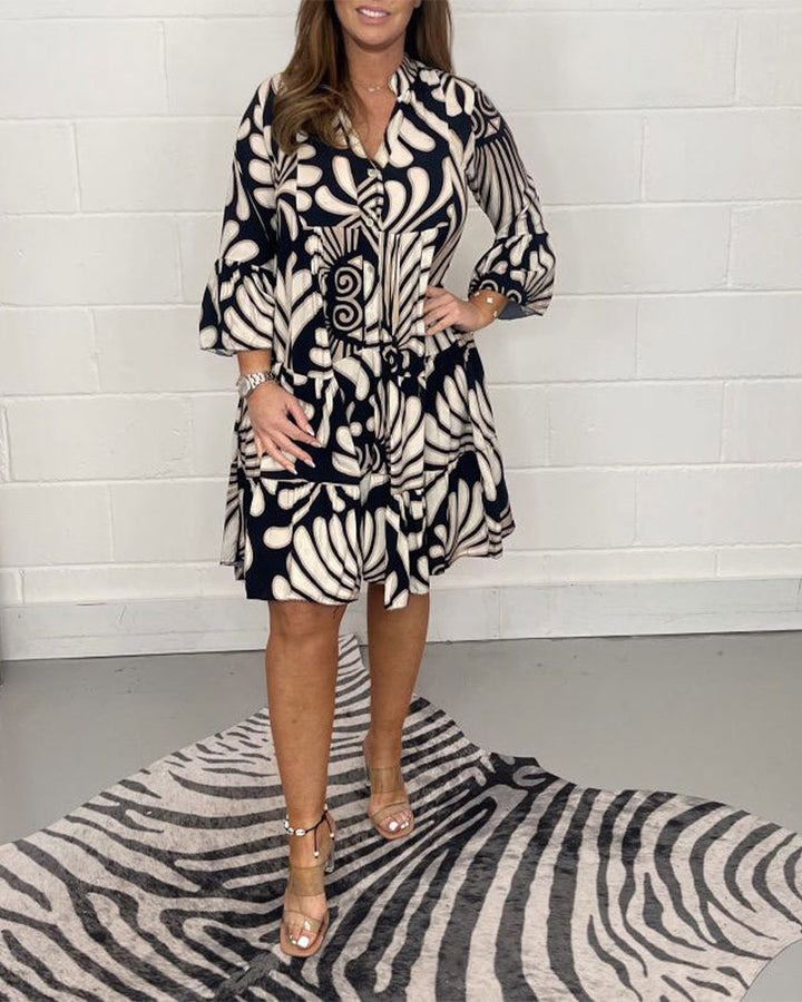 Damen Sommerkleid mit V-Ausschnitt, locker geschnitten, bequem für warme Tage, verfügbar in großen Größen.