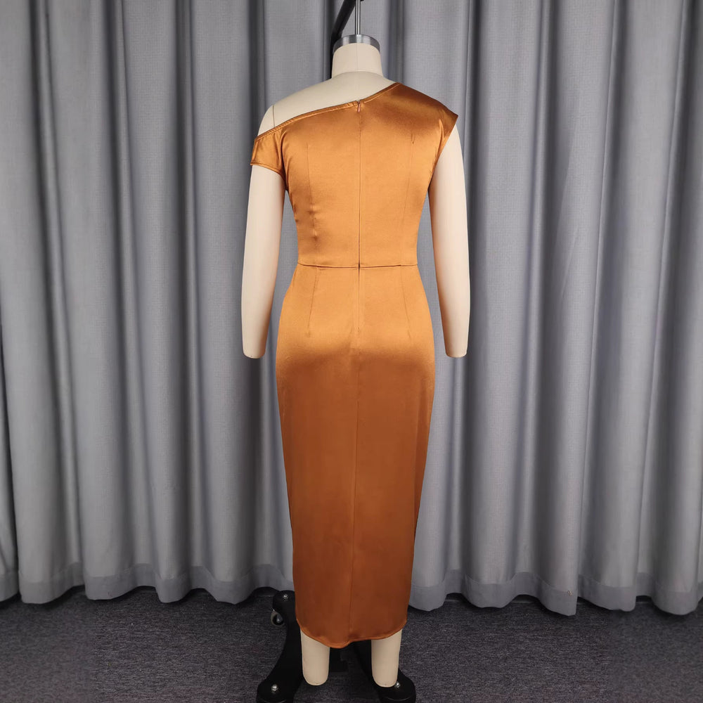 Detailansicht: Goldenes Abendkleid mit aufwendigen 3D-Blüten und fließendem Stoff, ideal für besondere Anlässe.