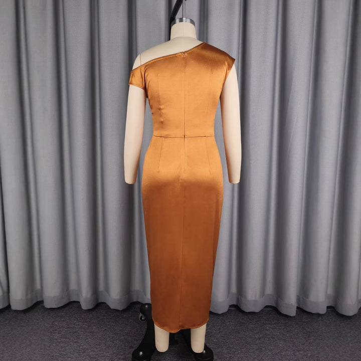 Detailansicht: Goldenes Abendkleid mit aufwendigen 3D-Blüten und fließendem Stoff, ideal für besondere Anlässe.
