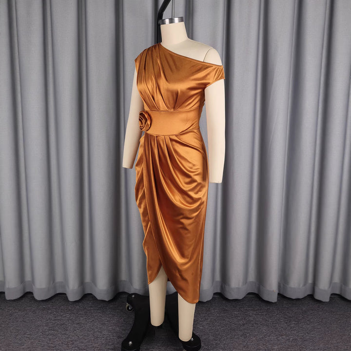 Damen Wickelkleid, goldfarben, asymmetrisch geschnitten mit 3D-Blüten; perfekt als festliches Cocktailkleid.
