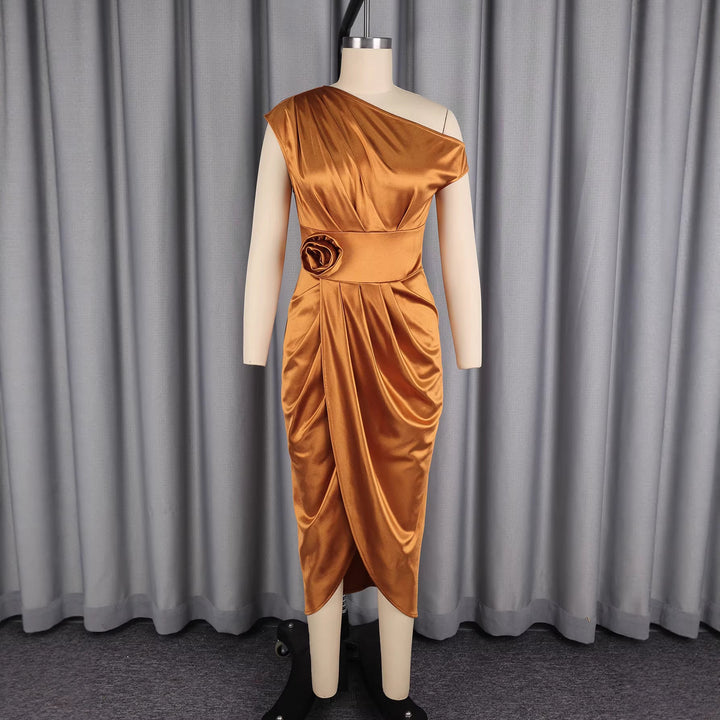 Glamouröses goldenes Damen Wickelkleid mit 3D-Blüten; ein elegantes festliches Kleid, ideal für Abendevents.