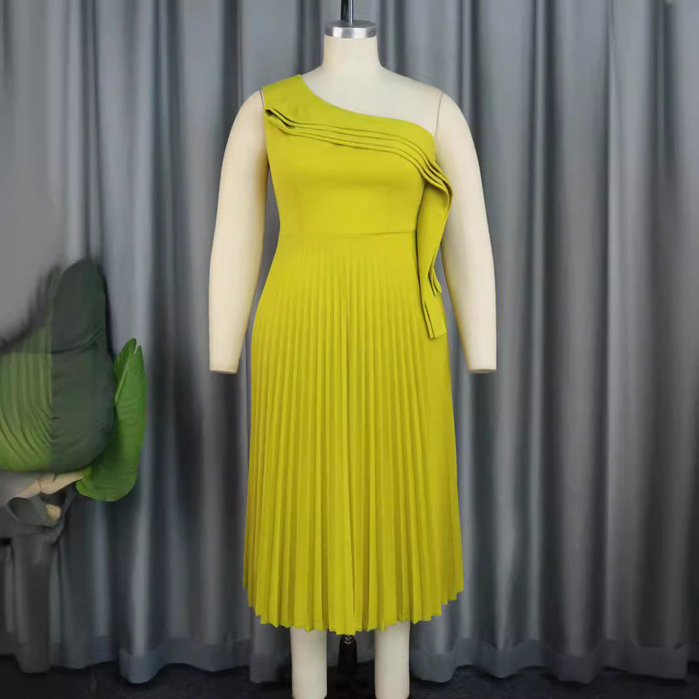 Stilvolles Wickelkleid für Damen mit auffälligem asymmetrischem Rüschendesign. Modern und figurschmeichelnd.