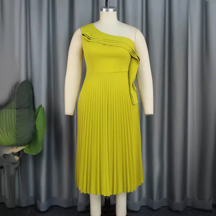 Stilvolles Wickelkleid für Damen mit auffälligem asymmetrischem Rüschendesign. Modern und figurschmeichelnd.
