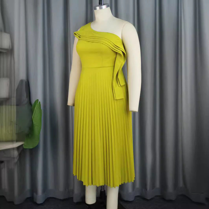 Modernes Partykleid für Damen. Elegantes Wickelkleid mit Rüschensaum, perfekt für besondere Anlässe.