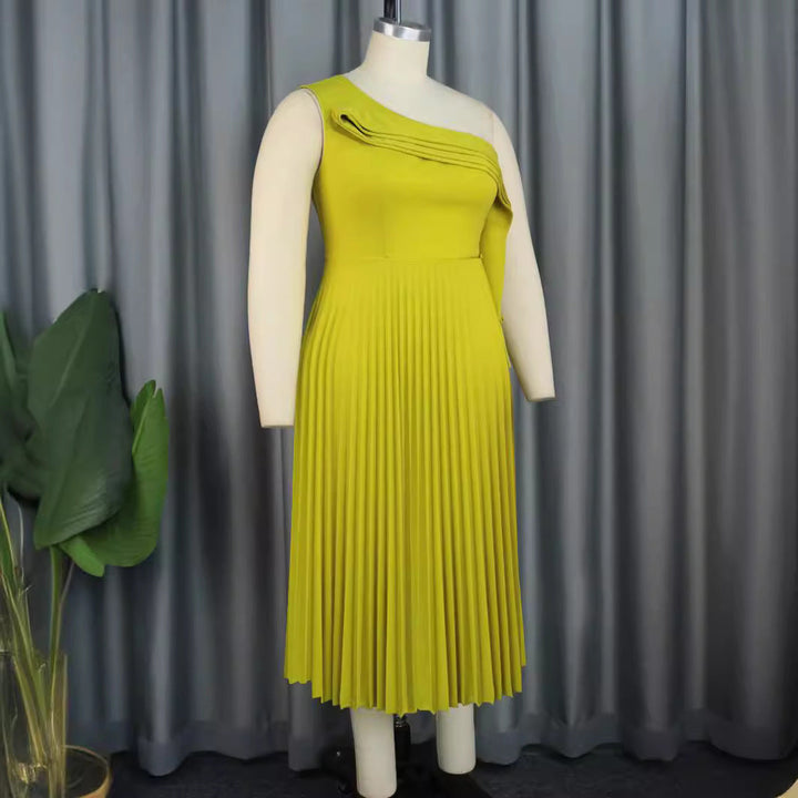 Detailaufnahme eines eleganten Wickelkleides mit fließendem Stoff und asymmetrischem Rüschenbesatz.