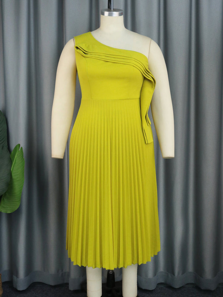 Schwarzes, elegantes Wickelkleid mit asymmetrischen Rüschen, das perfekt die Figur betont. Ideal als Abendkleid.