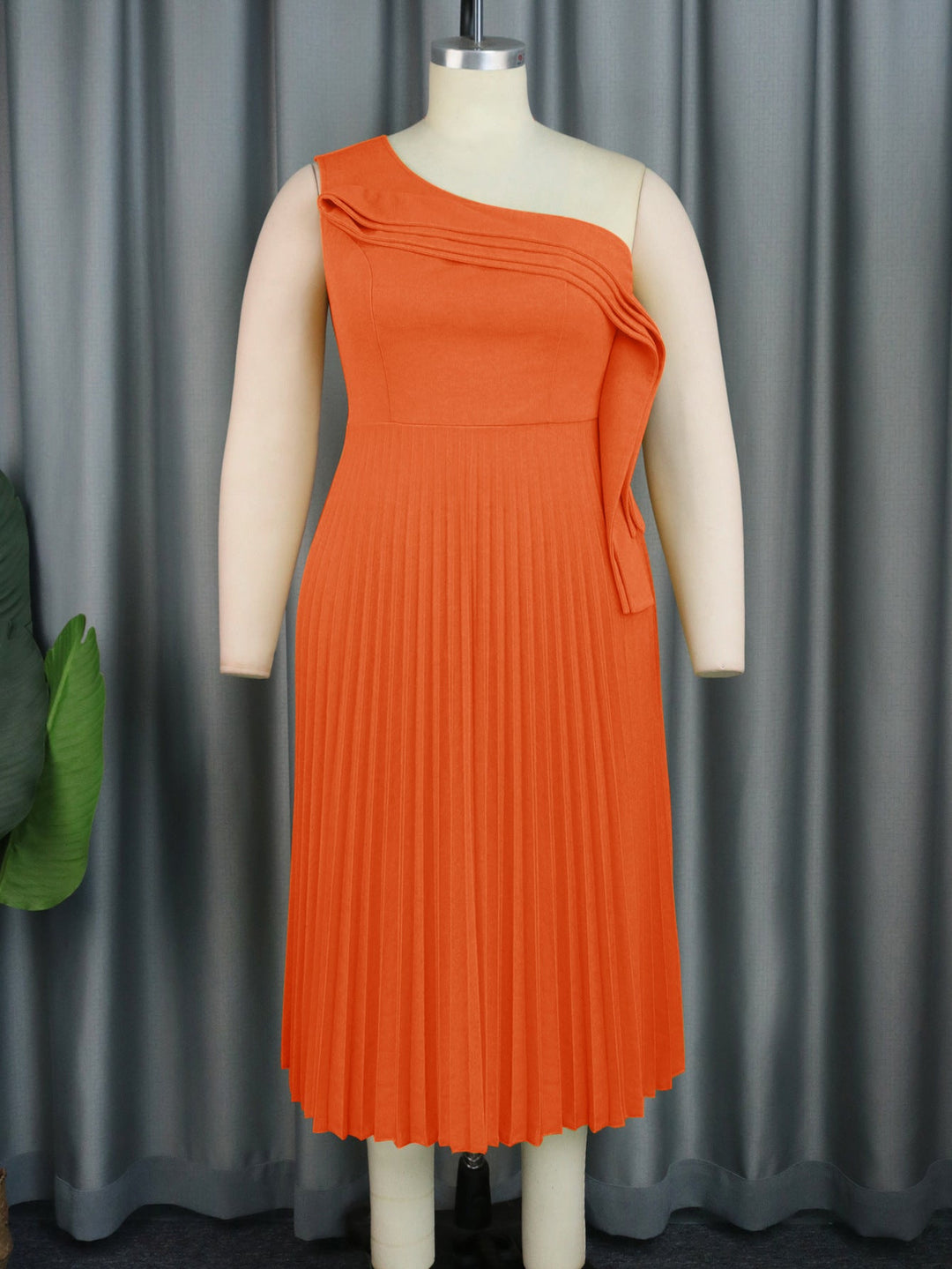 Model trägt ein modernes Damen Wickelkleid mit asymmetrischem Rüschendesign, ideal für einen stilvollen Auftritt.