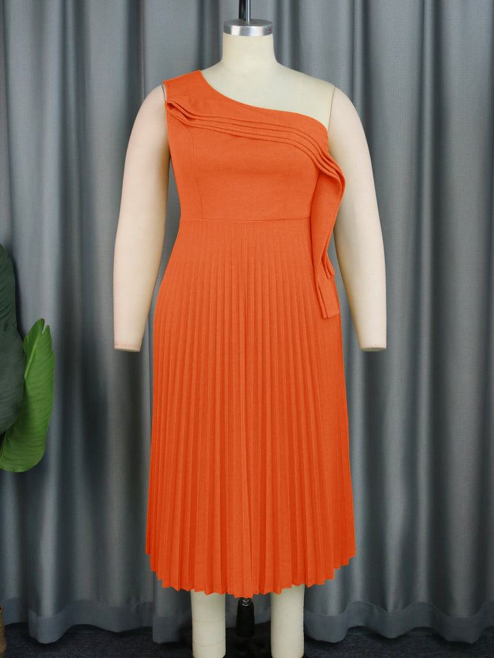 Model trägt ein modernes Damen Wickelkleid mit asymmetrischem Rüschendesign, ideal für einen stilvollen Auftritt.