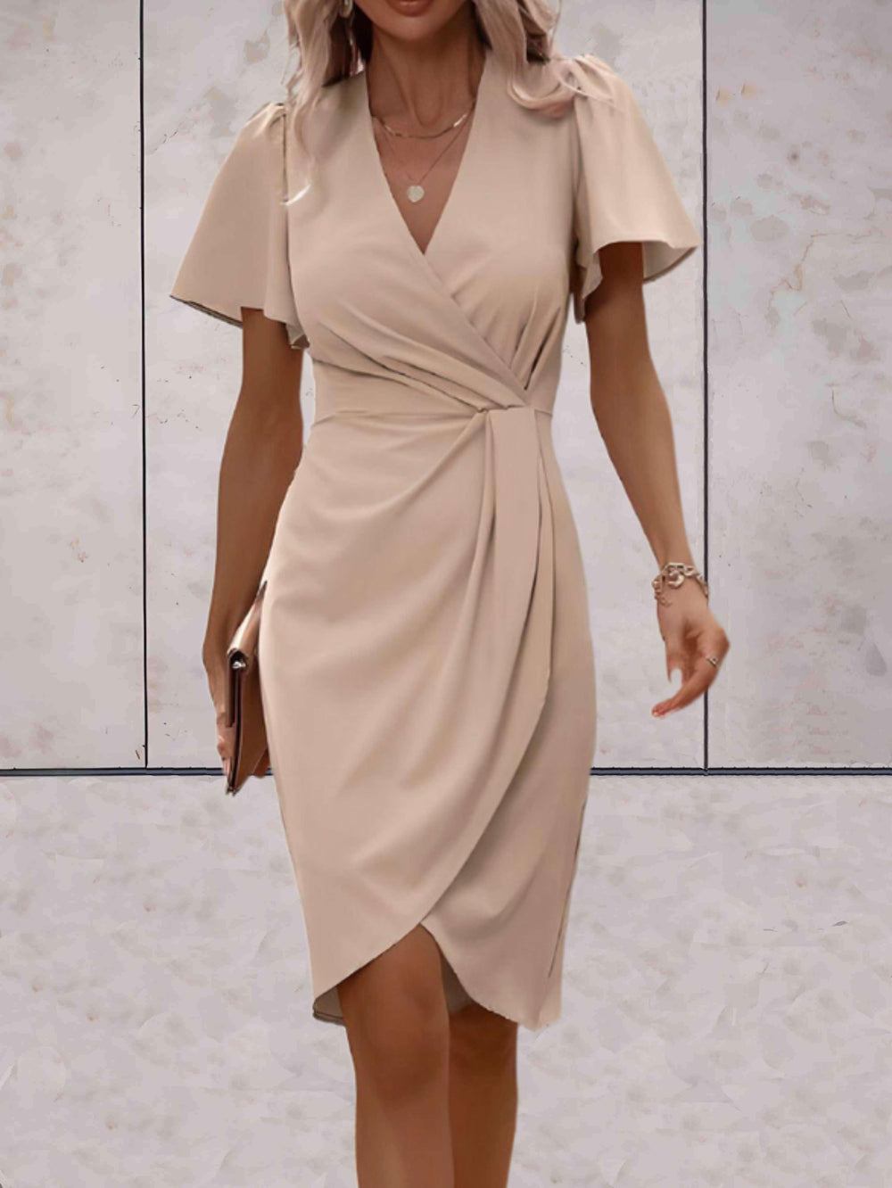 Bequemes Damen Wickelkleid mit V-Ausschnitt. Komfortables Freizeitkleid, zeitloses Design für Frauenmode.