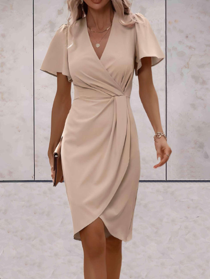 Bequemes Damen Wickelkleid mit V-Ausschnitt. Komfortables Freizeitkleid, zeitloses Design für Frauenmode.