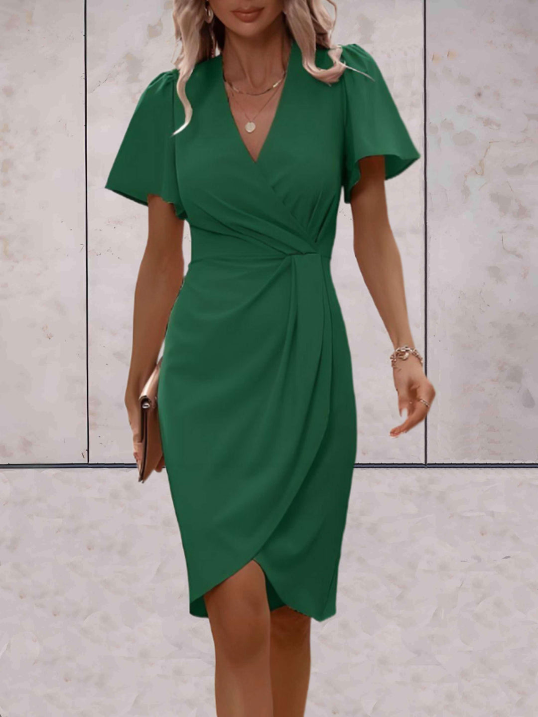 Fließendes Damen Wickelkleid mit V-Ausschnitt. Elegantes, komfortables Damenkleid mit modischem Design.