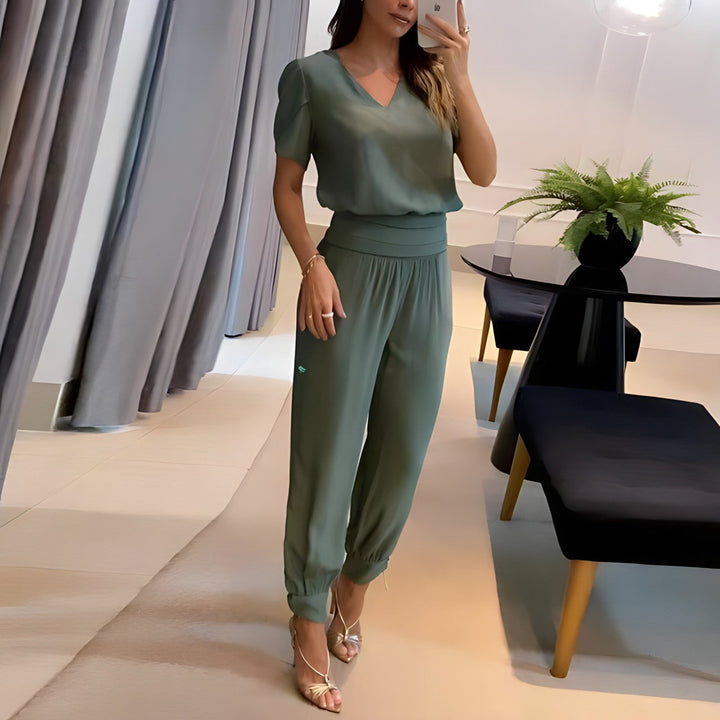 Vielseitiger Damen Zweiteiler: elegantes Oberteil & bequeme weite Hose. Modischer Sommer-Look für Alltag & Freizeit.