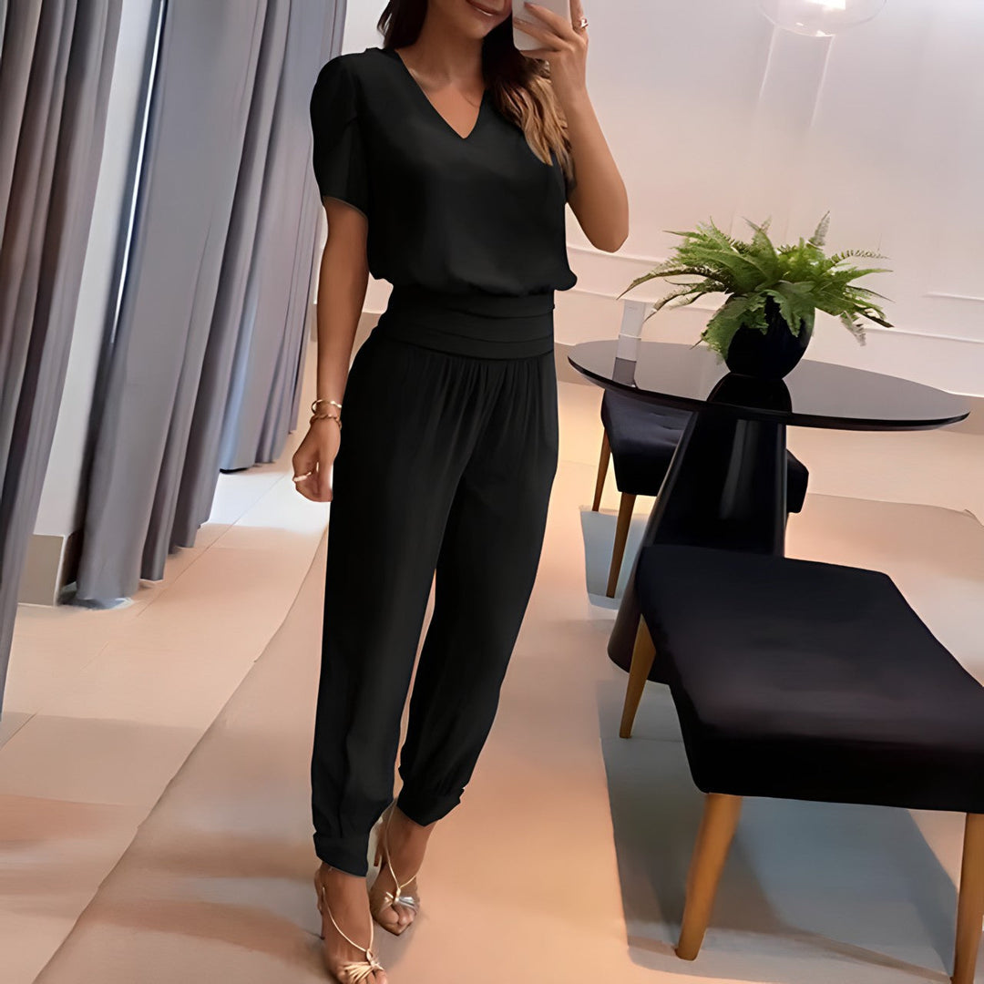 Eleganter Damen Zweiteiler: Oberteil & weite Hose. Bequemer Hosenanzug im Freizeit-Stil, locker geschnitten, sommerlich.