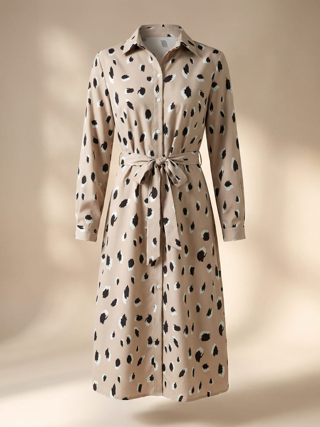 Elegantes Damenkleid mit beigem Leopardenmuster. Ein stilvolles Midikleid für Frühling & Sommer.