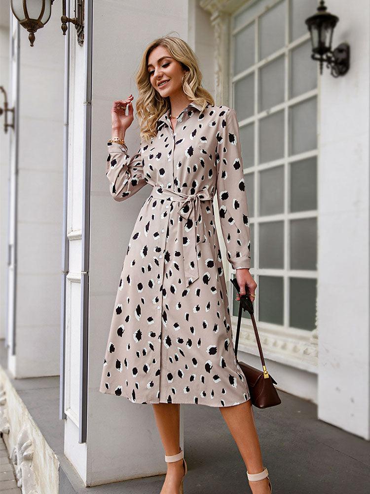 Wild-elegantes Damenkleid: Beiges Midikleid mit markantem Leopardenmuster. Ideal für besondere Anlässe.