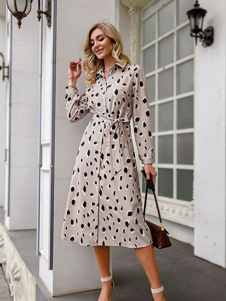 Wild-elegantes Damenkleid: Beiges Midikleid mit markantem Leopardenmuster. Ideal für besondere Anlässe.