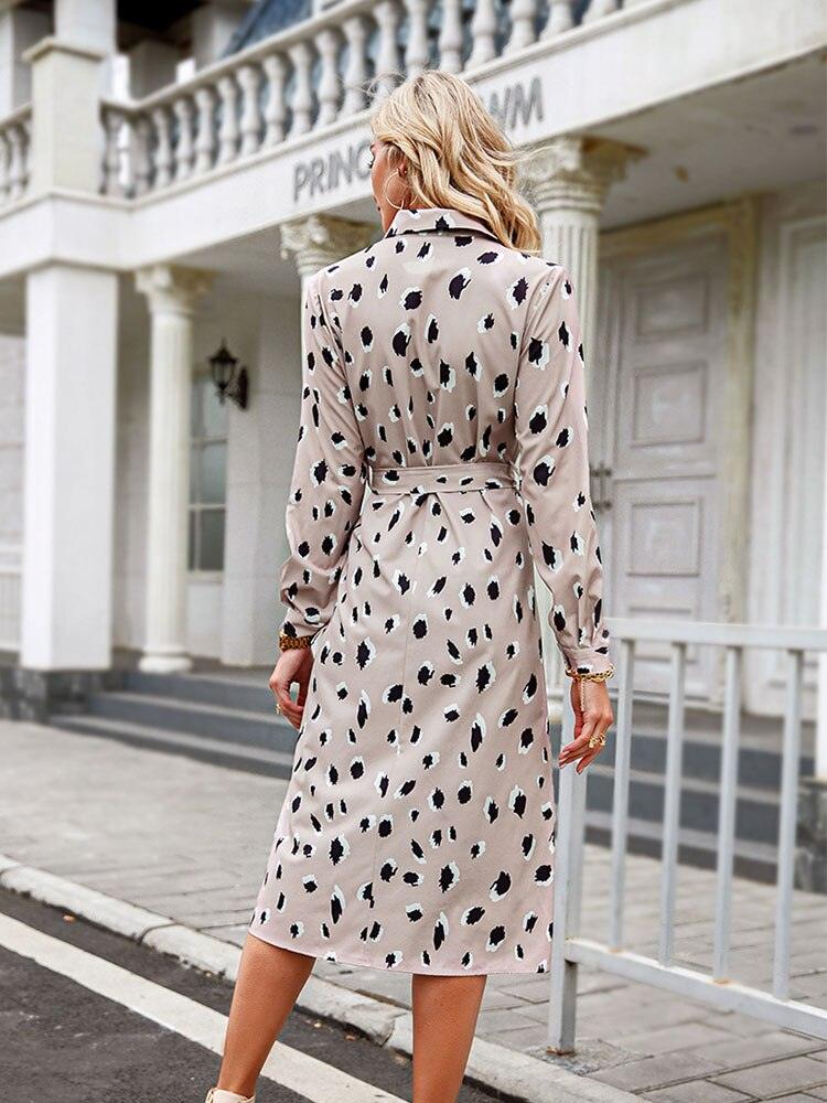 Schickes Frühlingskleid für Damen mit beigem Leopardenmuster. Ein elegantes A-Linien-Midikleid.