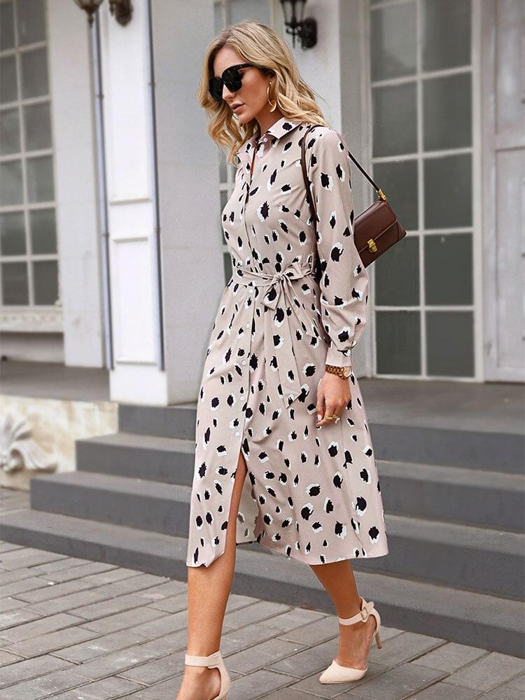 Modisches Damenkleid mit trendigem Leopardenmuster in Beige. Ein vielseitiges Midikleid für Damenmode.