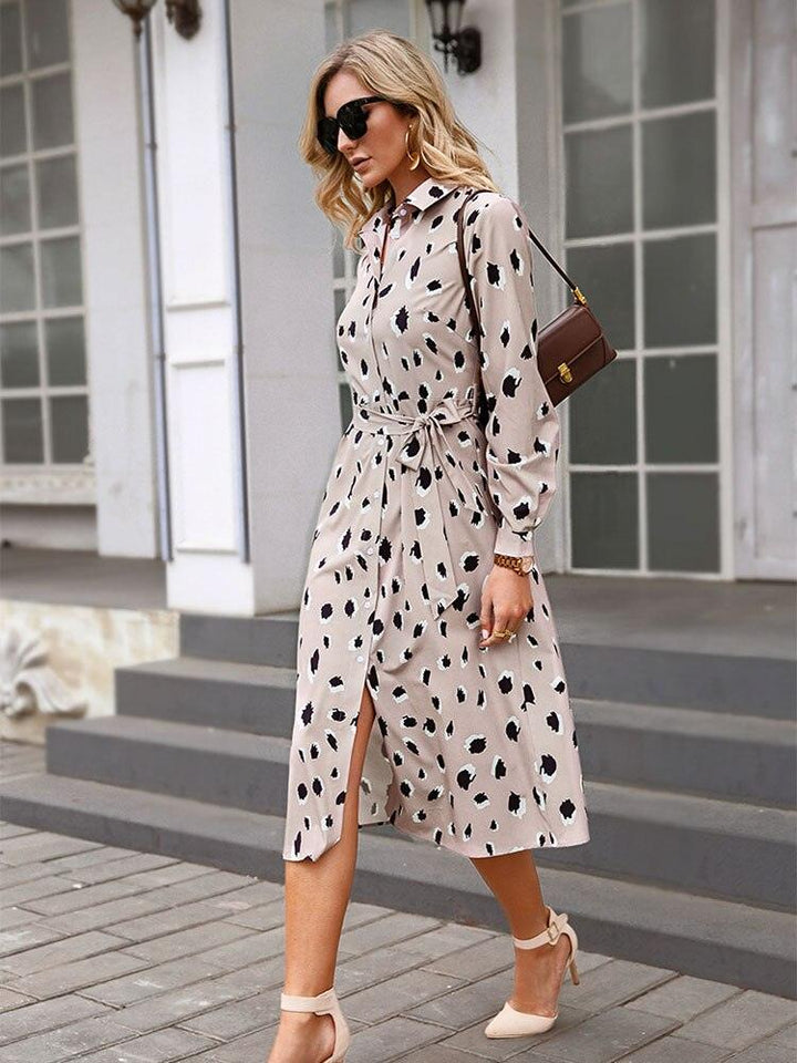 Modisches Damenkleid mit trendigem Leopardenmuster in Beige. Ein vielseitiges Midikleid für Damenmode.