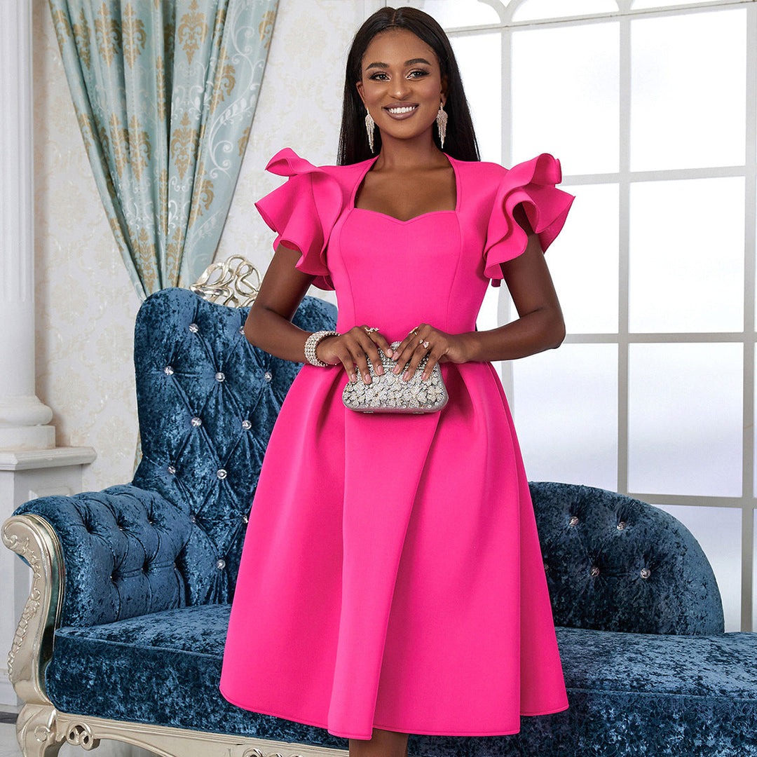 Elegantes Damenkleid mit Herz-Ausschnitt und voluminösen Rüschensäumen für festliche Anlässe.