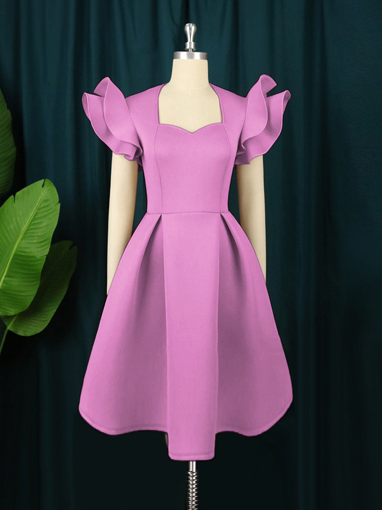 Modisches Abendkleid für Frauen mit Rüschensaum, eleganter Silhouette und Herz-Ausschnitt.