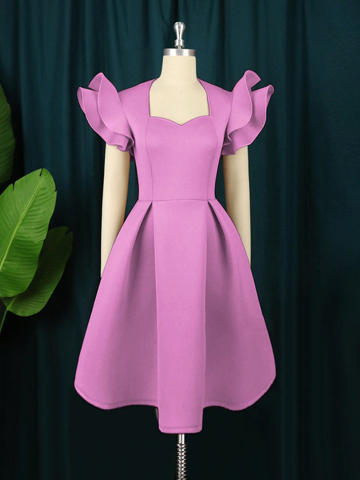 Modisches Abendkleid für Frauen mit Rüschensaum, eleganter Silhouette und Herz-Ausschnitt.
