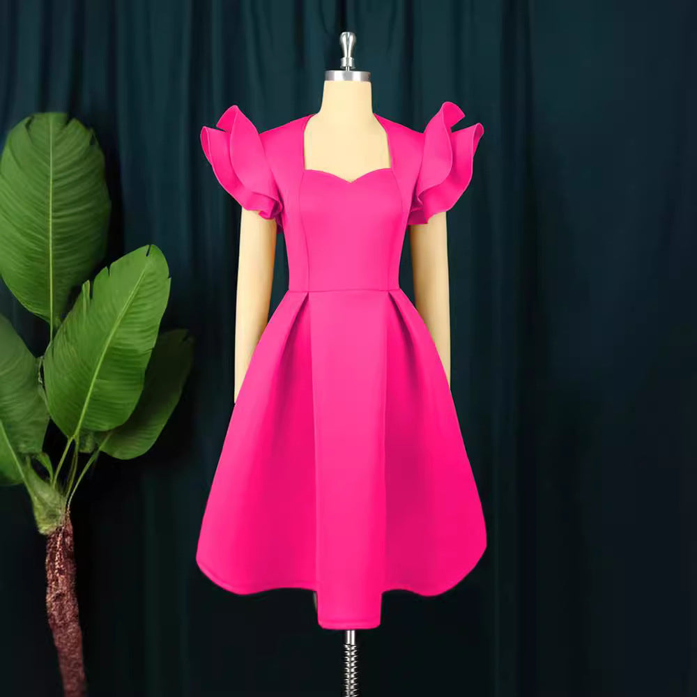 Tailliertes Rüschenkleid in Schwarz für Damen, perfekt als Abendkleid oder Partykleid.