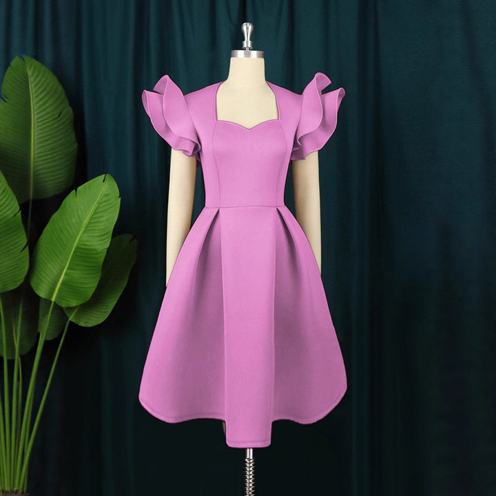 Schickes Sommerkleid für Damen mit Herz-Ausschnitt und auffälligen Rüschen am Saum.