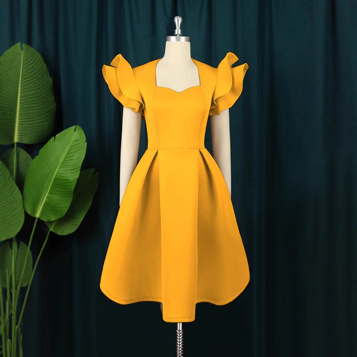 Festliches Damenkleid mit eleganten Rüschen und figurbetonter Taille für besondere Momente.