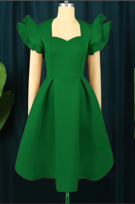 Fließendes Abendkleid für Damen mit voluminösen Rüschen und femininem Herz-Ausschnitt.