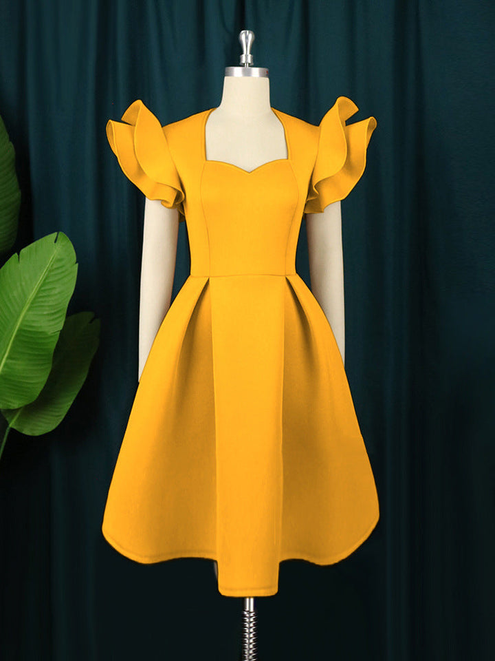 Damenkleid mit eleganten Rüschen am Saum und schmeichelhaftem Taillen-Design für Festlichkeiten.