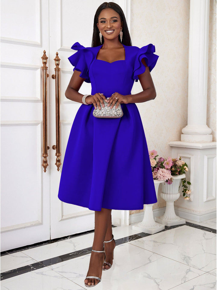 Sommerliches Damenkleid elegant, mit Herz-Ausschnitt und dramatischen Rüschen am unteren Saum.
