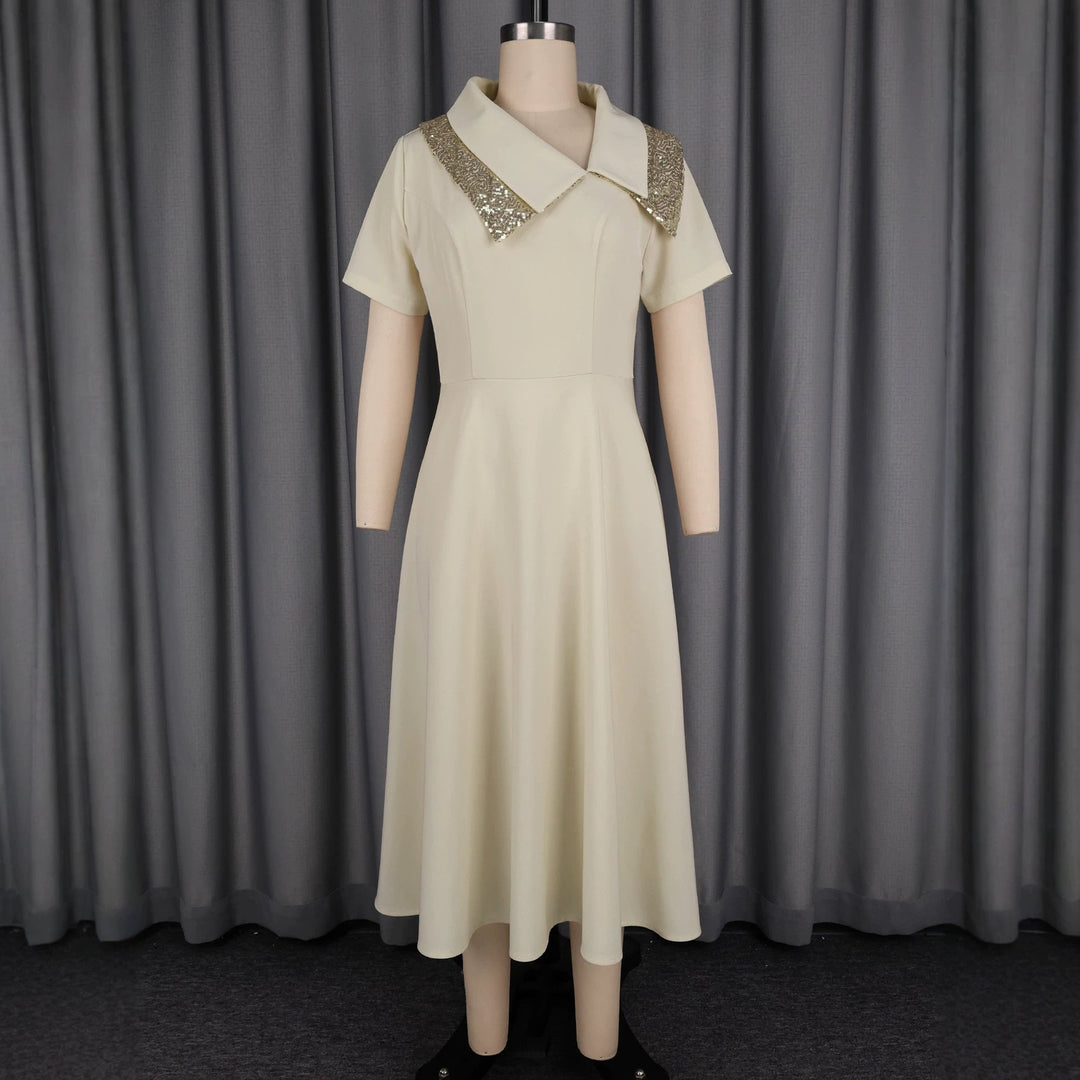Damen Cocktailkleid mit auffälligem Paillettenkragen. Ein elegantes Glitzerkleid für besondere Feiern.