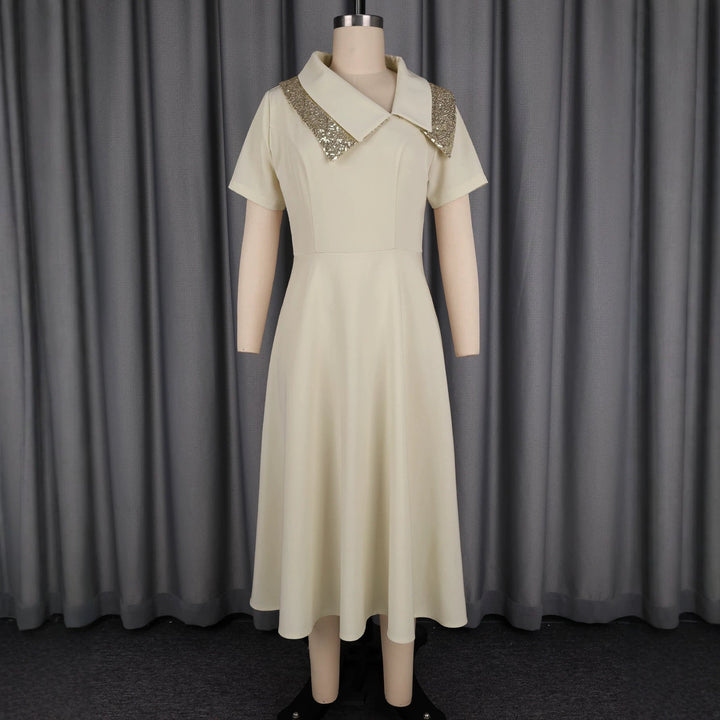 Damen Cocktailkleid mit auffälligem Paillettenkragen. Ein elegantes Glitzerkleid für besondere Feiern.