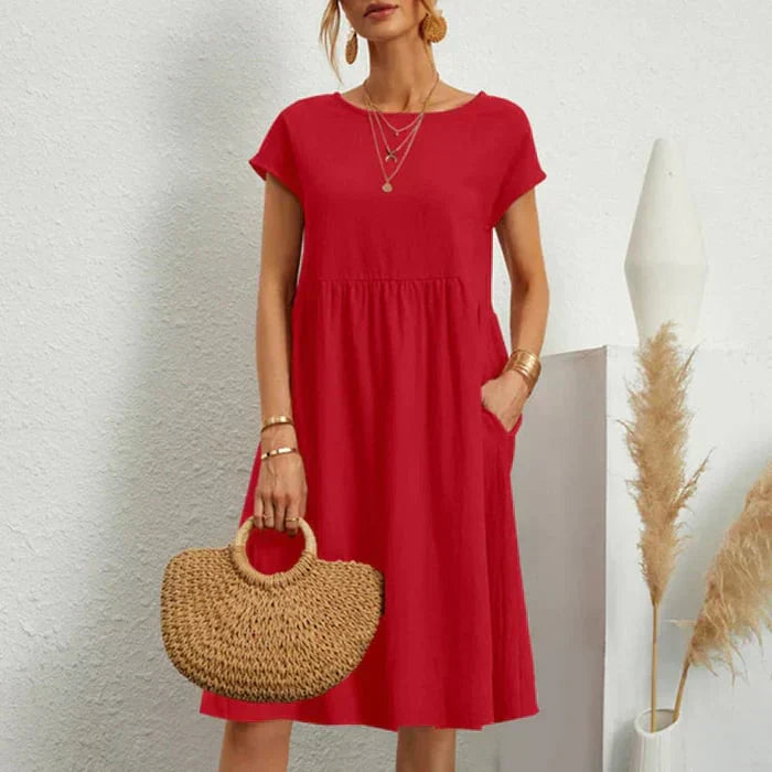 Model im eleganten Kurzarm-Damenkleid mit Rundhalsausschnitt beim Spaziergang. Basic Freizeitkleid, modisch.