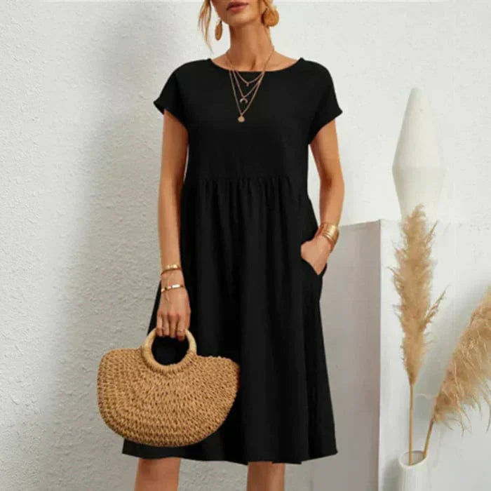 Zeitloses, elegantes Damenkleid mit Rundhalsausschnitt. Modisches Kurzarmkleid für stilvolle Frauenmode.