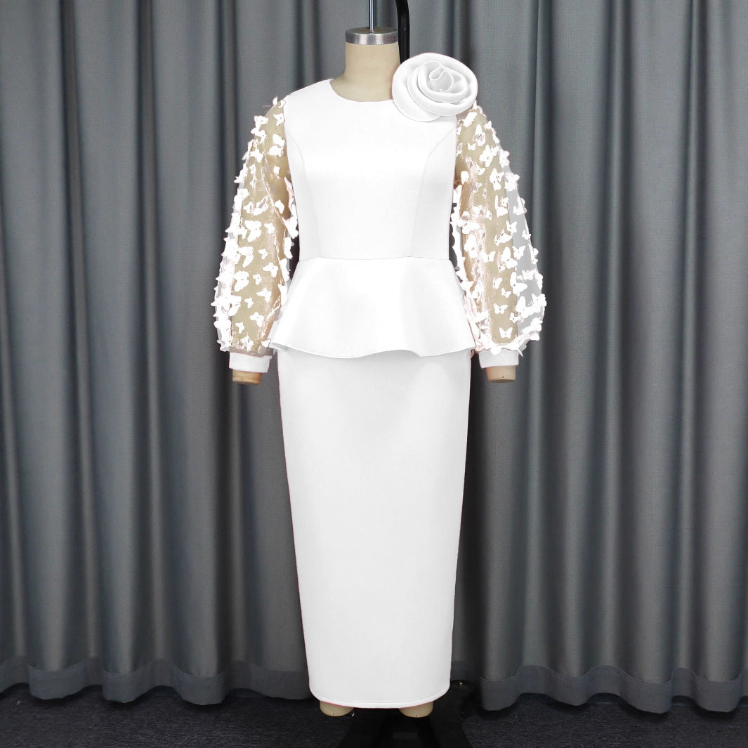 Nahaufnahme des eleganten Damenkleides: detailliertes florales Muster, Puffärmel und fließender Stoff für Chic.
